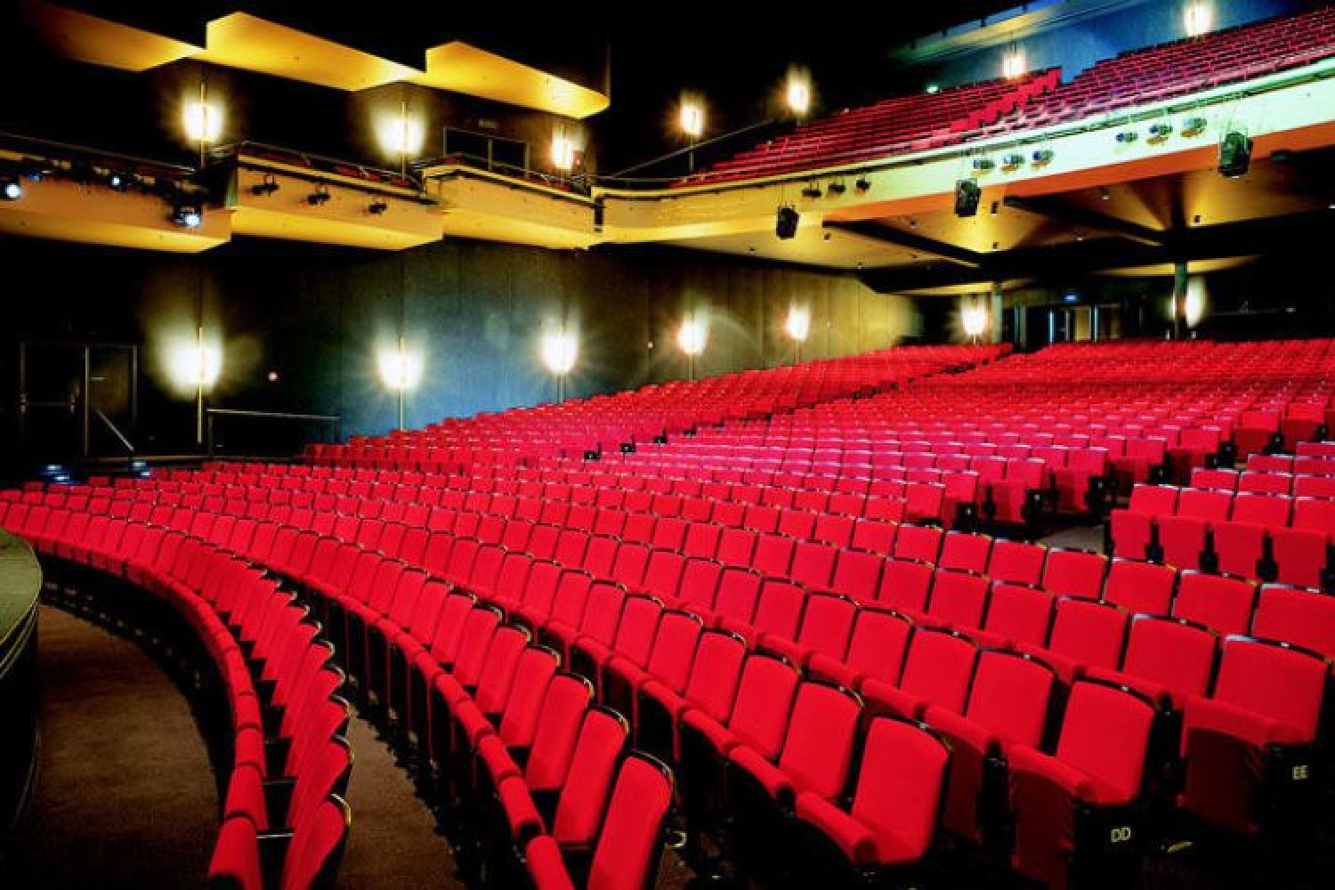Coronavirus: in Italia stop anche a cinema e teatri