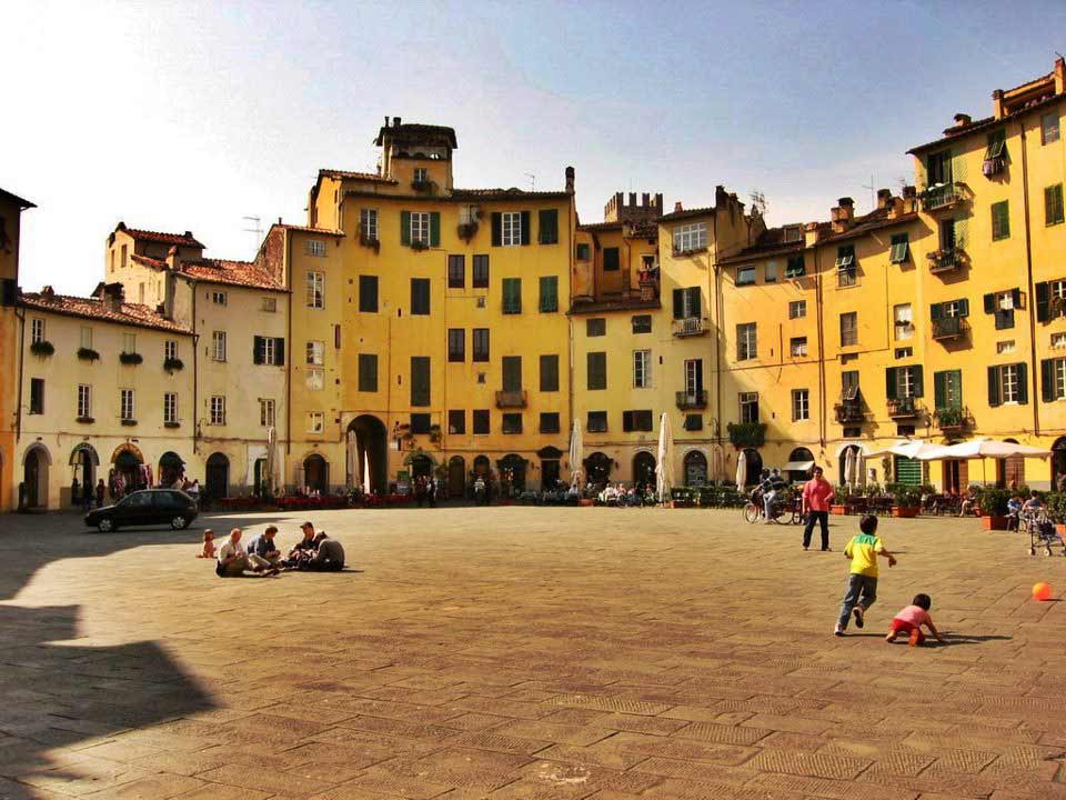 LUCCA, PIAZZA ANFITEATRO