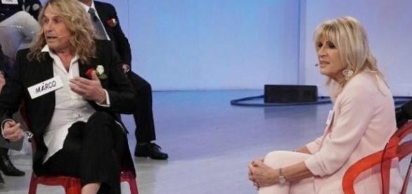 Gemma Galgani vuole baciare un cavaliere, lui rifiuta