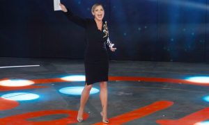 Selfie – Le cose cambiano: Simona Ventura e l’ironia sul vestito col serpente