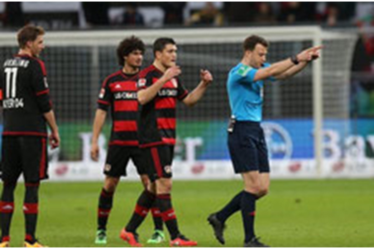 Incredibile! Arbitro espulso in Bundesliga (VIDEO)