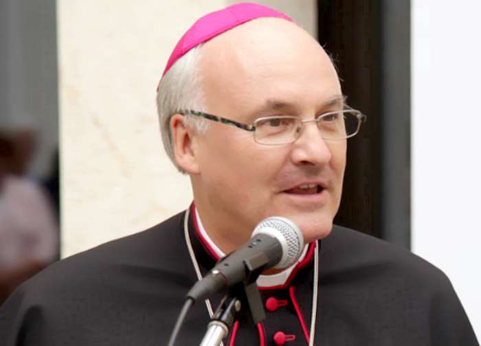 La lettera di scuse del vescovo di Ratisbona ai fedeli della diocesi per le violenze subite in passato dai bambini del Coro