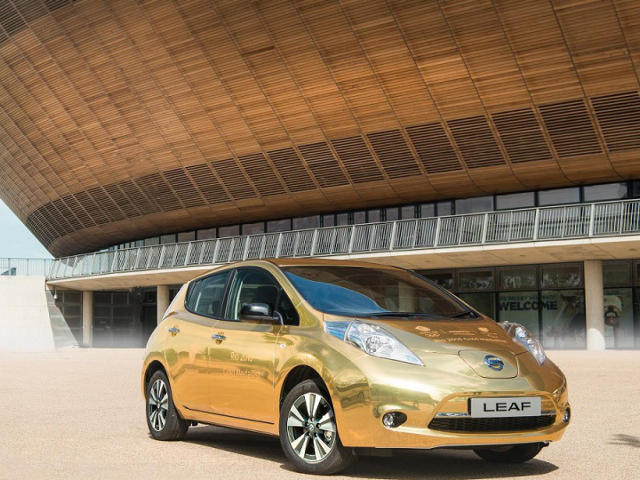 Un'auto elettrica Nissan Leaf dorata per i vincitori delle Olimpiadi di Rio 2016