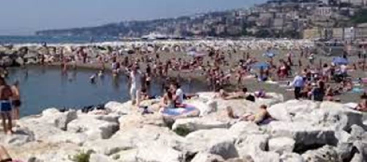 NAPOLI - Pulita da quintali di rifiuti la storica Mappatella beach