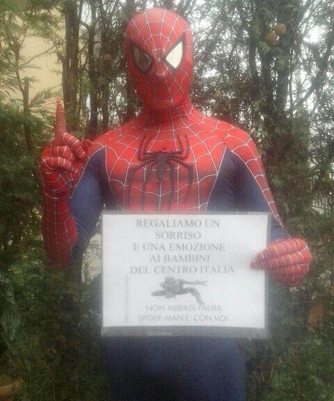 Spider-Man porta un sorriso ai bambini del Centro Italia