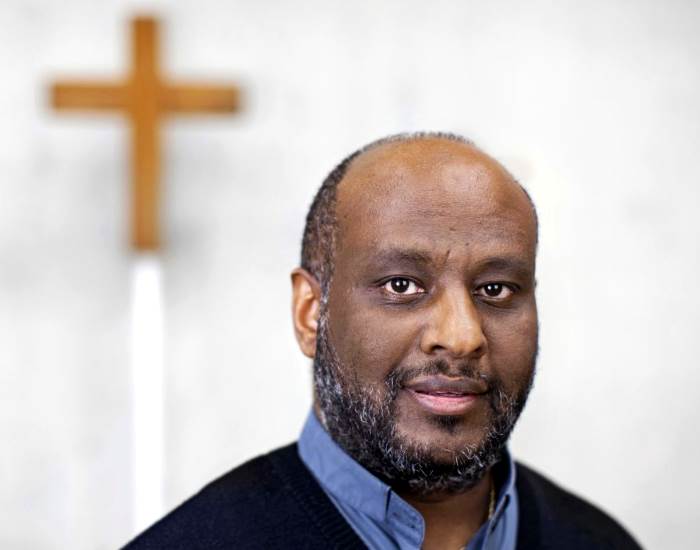 Padre Mussie Zerai, da nuovo Mosè a trafficante di migranti