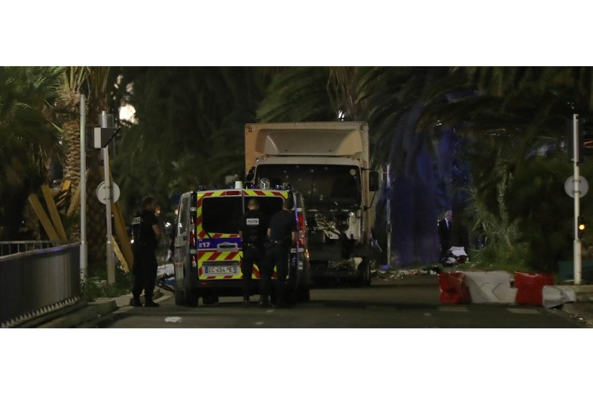 Nizza, camion corre e falcia la folla: è attacco terroristico