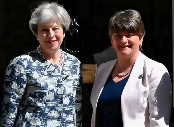 Theresa May compra il sostegno del DUP con 1 miliardo di sterline