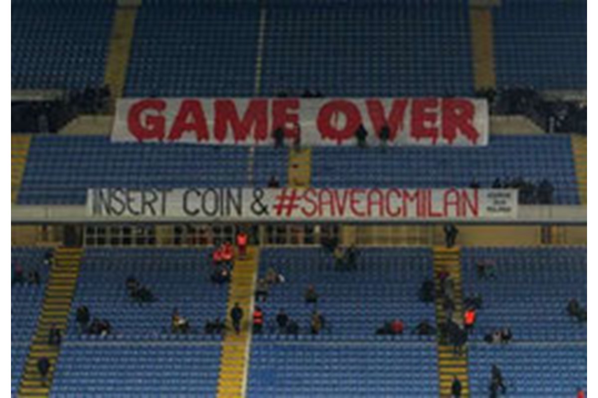 Quali sono i 5 striscioni più divertenti della storia del calcio? Eccoli...!