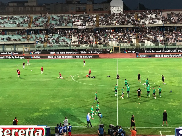 A Catania, assalto ai tifosi milanisti intervenuti allo stadio per Milan - Betis Sivigilia