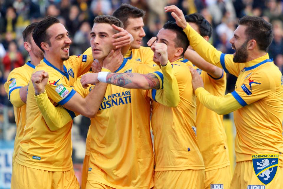 Il Frosinone supera il Verona braccato anche da Benevento e Spal