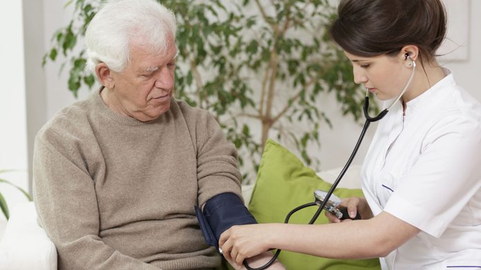 Pressione anziani: scopri come misurarla correttamente e come valutare lo stato di salute del paziente