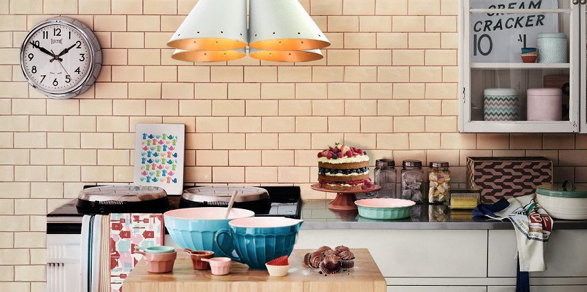 Cucina ordinata: 10 cose che puoi buttare via oggi stesso