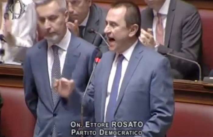 Il Partito Democratico decide di affossare la legge elettorale in discussione alla Camera. E nessuno riesce a capirne il motivo