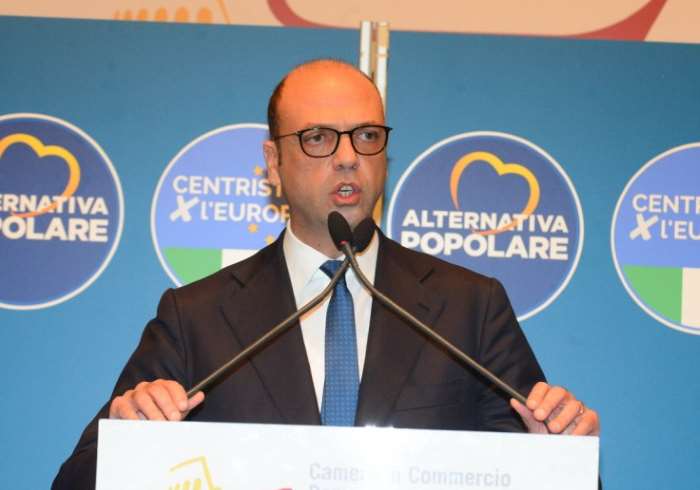 Dopo le sberle di Renzi, Alfano reagisce e rilancia: nella nuova legge elettorale preferenze e premio di maggioranza